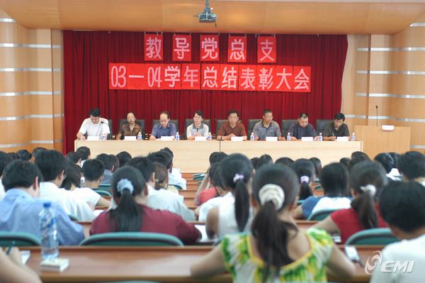 教导党总支书记杨惠勇汇报工作情况