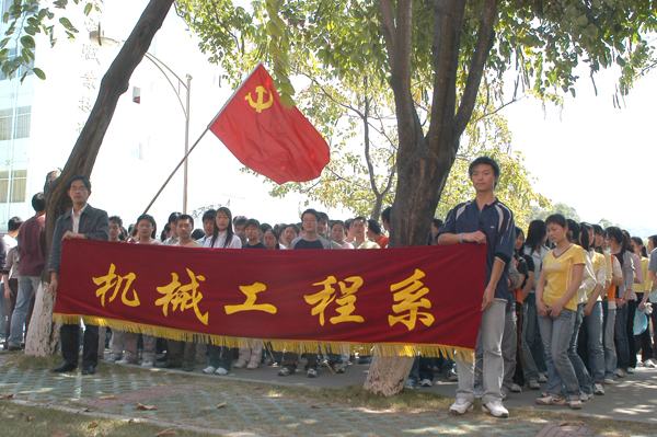 图为学生列队待发