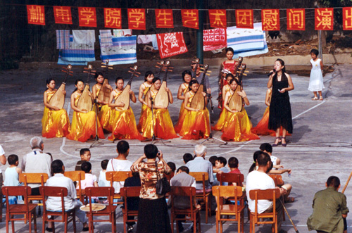 万象城平台学生艺术团到市福利院慰问演出